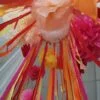 Plafond coloré de pompons
