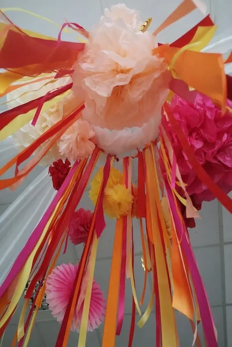 Plafond coloré de pompons